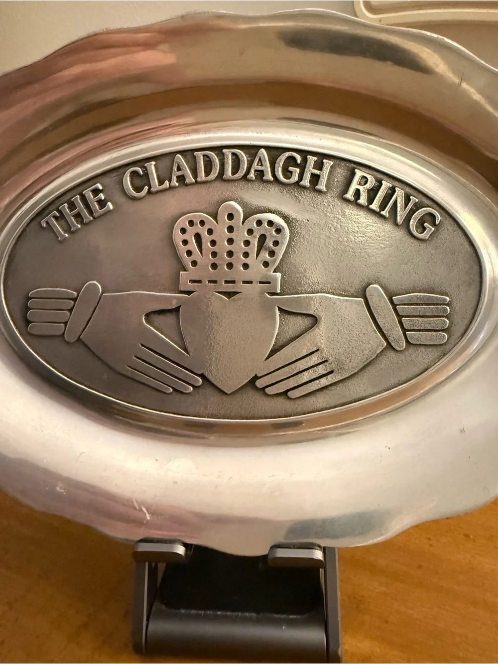 Pewtarex Oval metal plate with CLADDAGH design